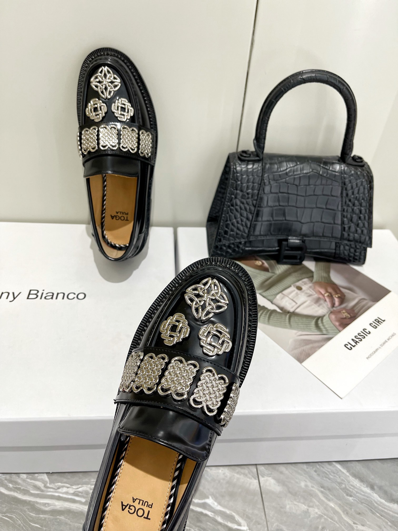 𝐓𝐨𝐠𝐚 𝐏𝐮𝐥𝐥𝐚 ｜𝟐𝟎𝟐𝟐/𝐒𝐒 𝐧𝐞𝐰 Toga Pulla 2022/FW Heavy Crafted Loafers