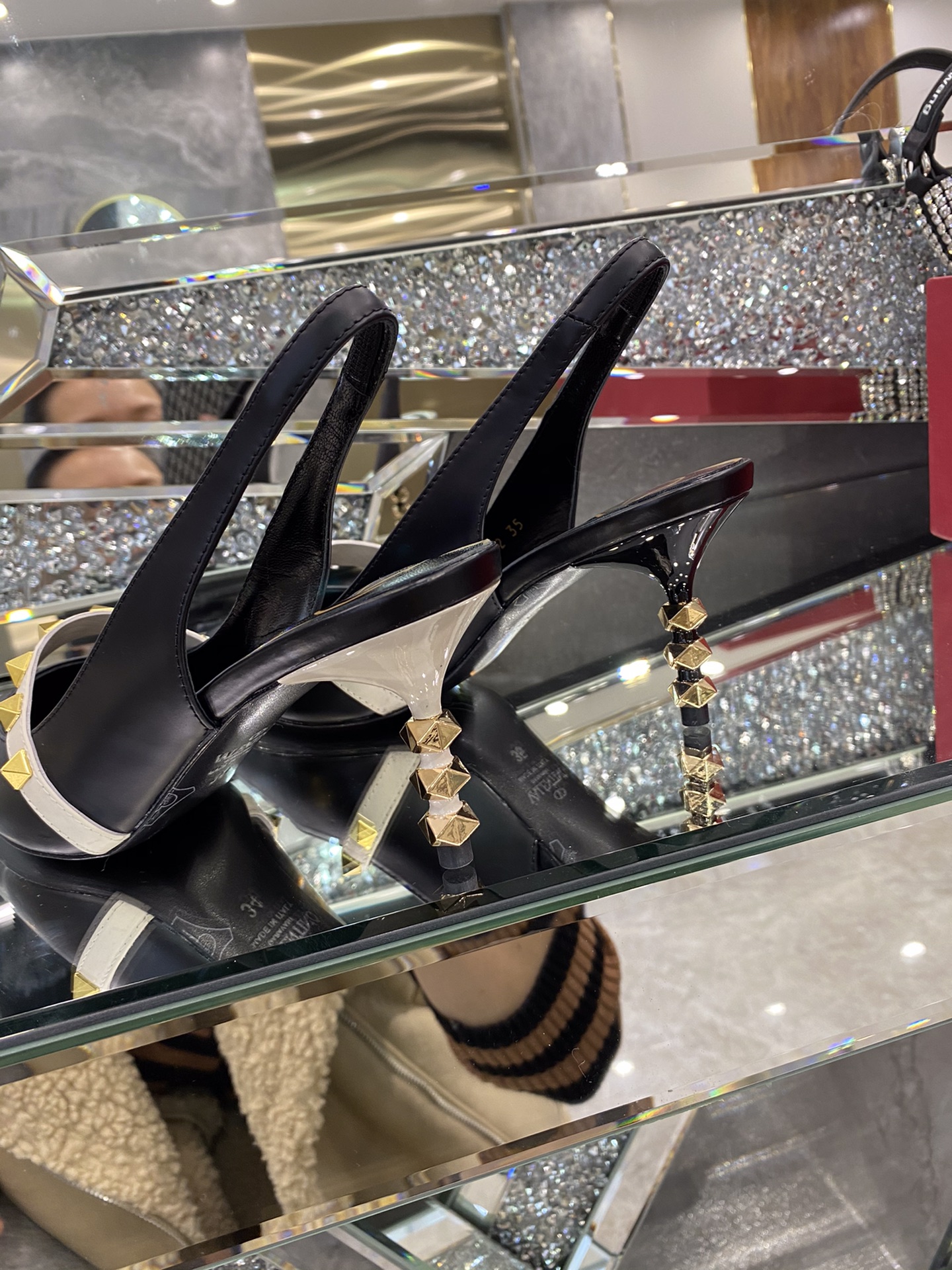 【Valentino】𝟐𝟎𝟐𝟏/𝐒𝐒 𝐧𝐞𝐰 The latest series of counter perfect details original matte open edge bead leather