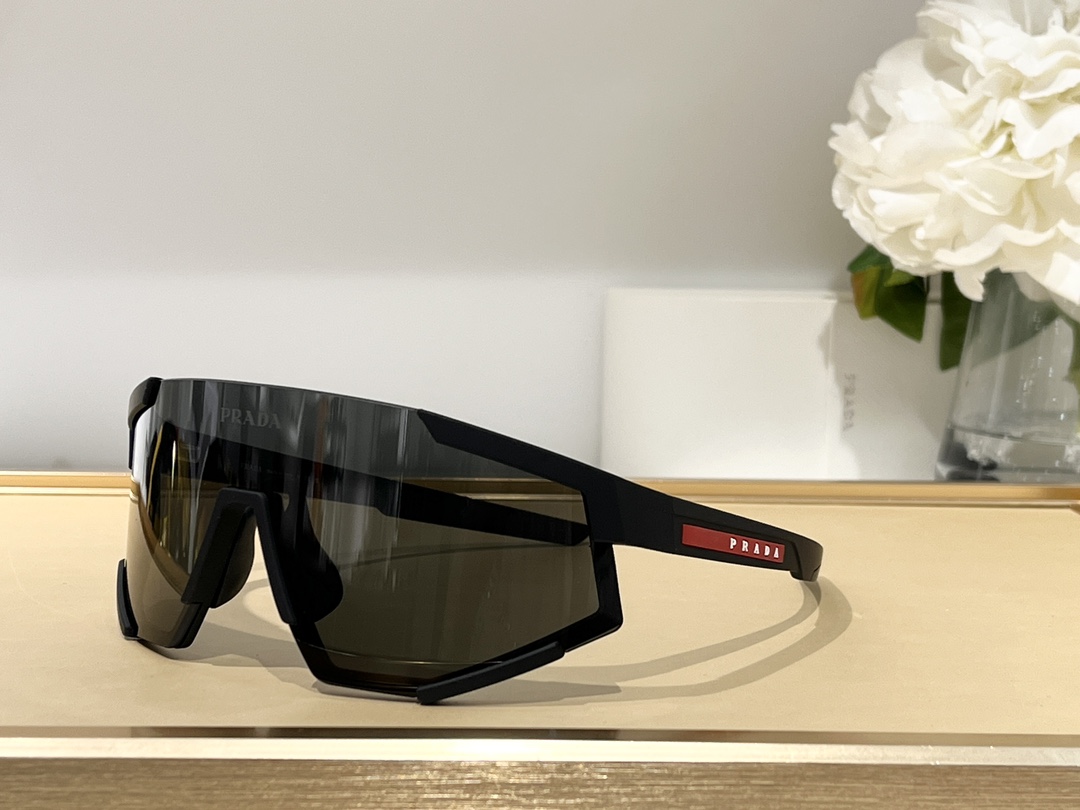 Prada Model SPS04W