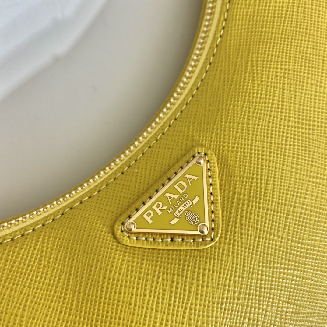 𝐏𝐑𝐀𝐃𝐀 1BC204B Hand Carry Underarm Bag