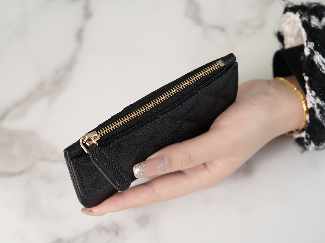 𝗖𝗛𝗔𝗘𝗡𝗟✦In exclusive channel special fine-grain embossed calfskin🐂 New for Spring/Summer 2020 | Zipper Coin Card Bag Black Gold🐂