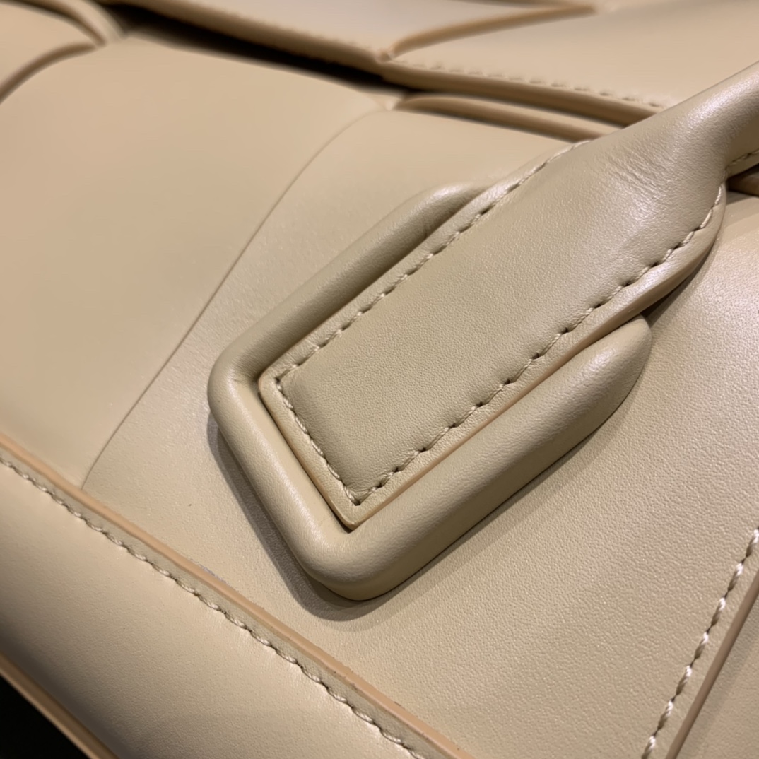 Bottega Veneta  𝙏𝙝𝙚 𝘼𝙧𝙘𝙤 𝟯𝟯 #575943