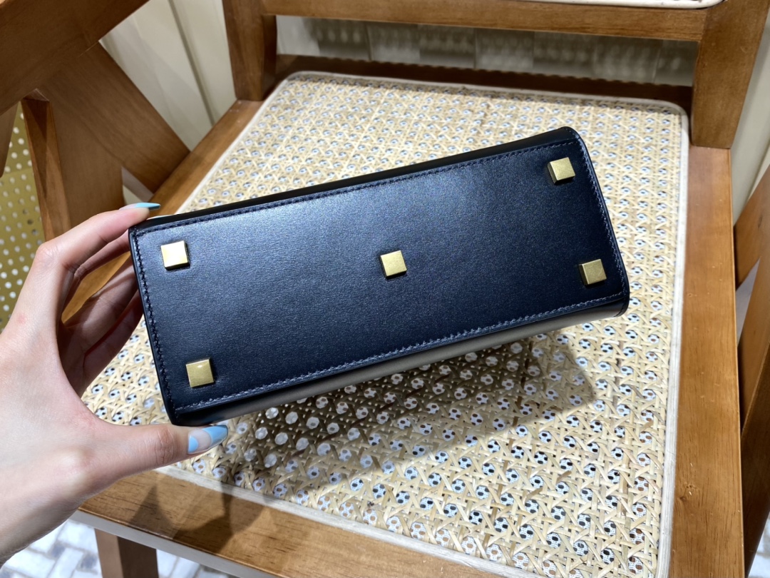 SAINT LAURENT 𝑴𝑨𝑵𝑯𝑨𝑻𝑻𝑨𝑵 𝑵𝑨𝑵𝑶#593741