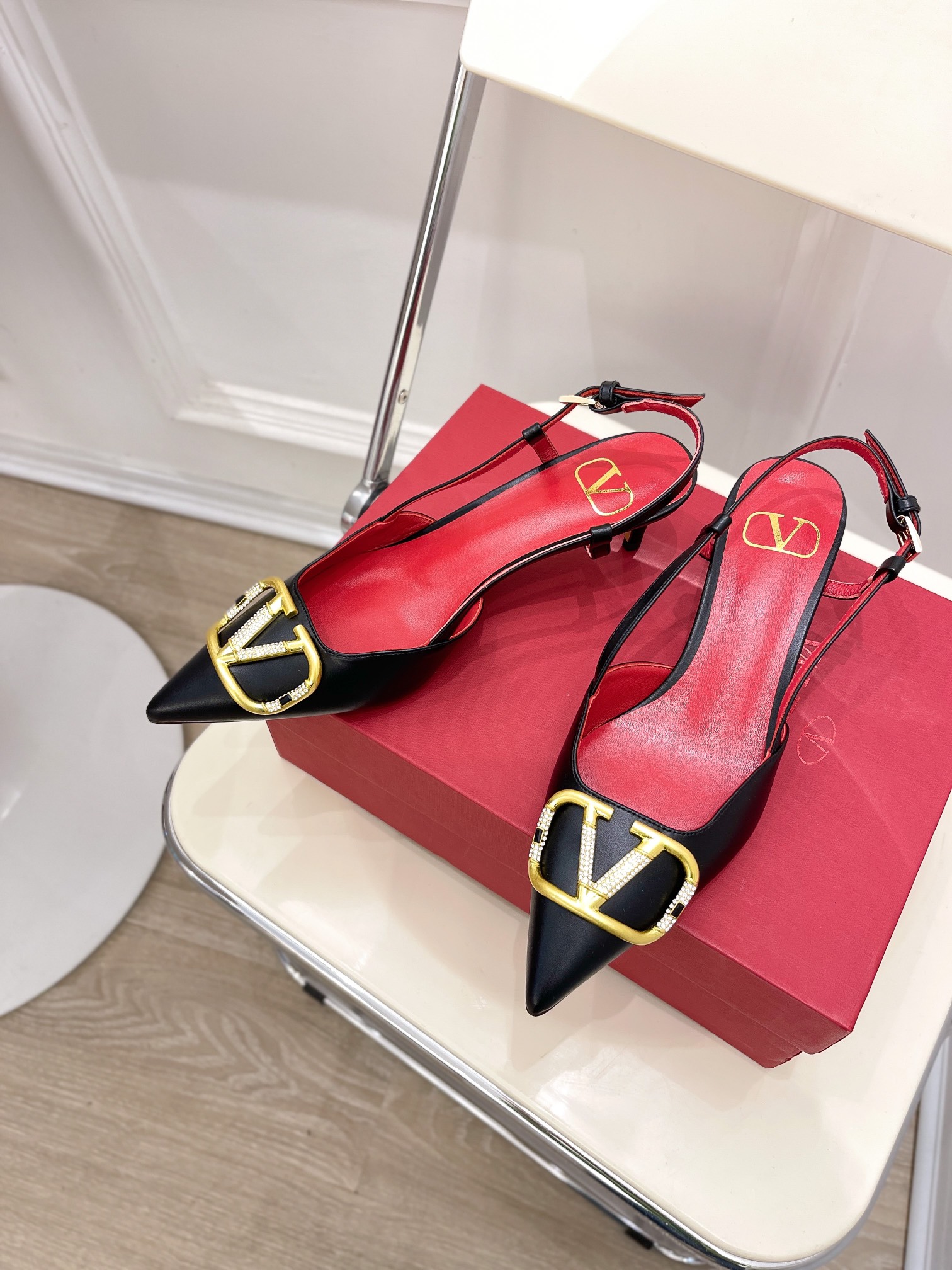 【Valentino】𝟐𝟎𝟐𝟏/𝐒𝐒 𝐧𝐞𝐰 Valentino 2022 spring and summer new large V diamond buckle high heels on the new