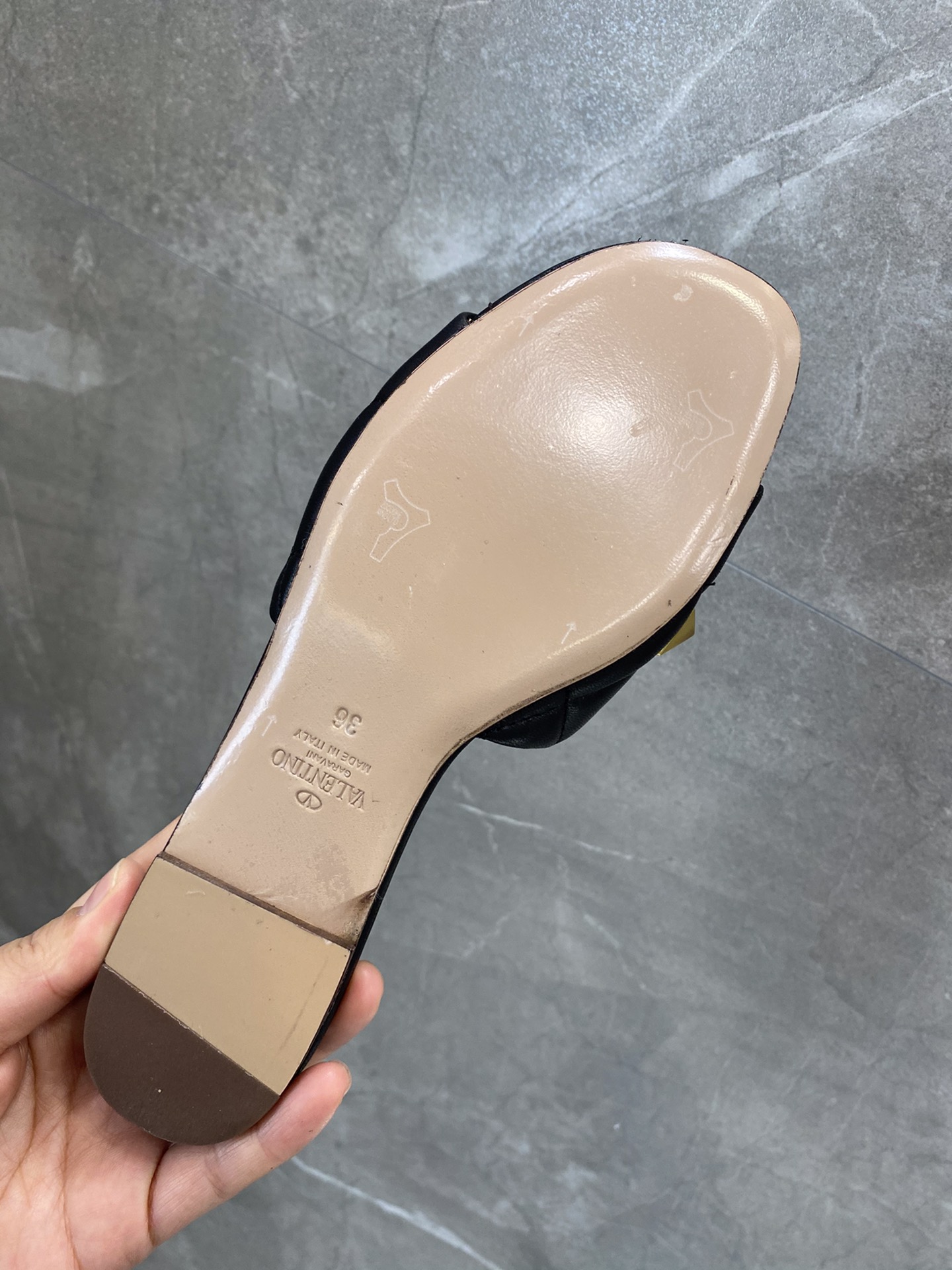 【Valentino】𝟐𝟎𝟐𝟏/𝐒𝐒 𝐧𝐞𝐰 The latest counter series, perfect details, very bright show series launched