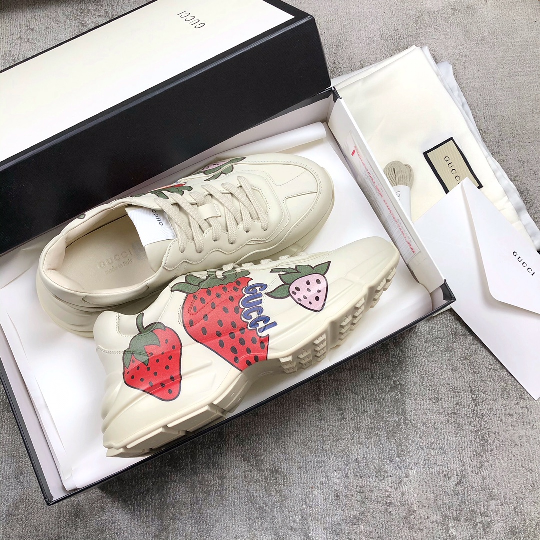 Gucci Pops This collection has a lot of flora and fauna elements Original material