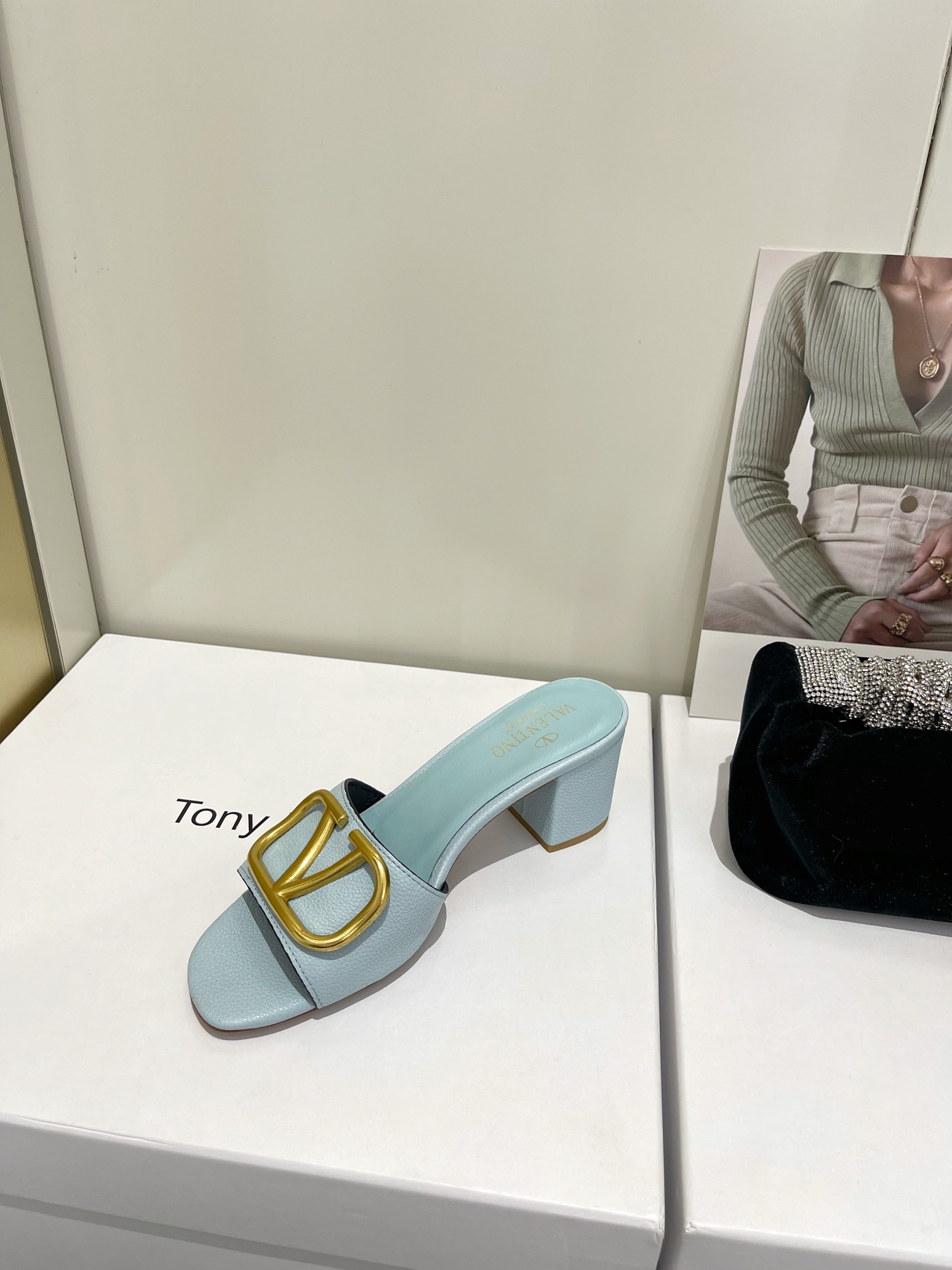 【Valentino】𝟐𝟎𝟐𝟏/𝐒𝐒 𝐧𝐞𝐰  Valentino 2022 / fw spring and summer new women's slippers