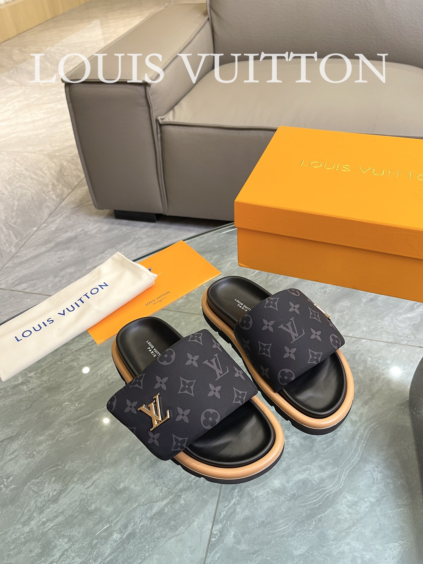 Louis Vuitton 2023 couple models embossed print