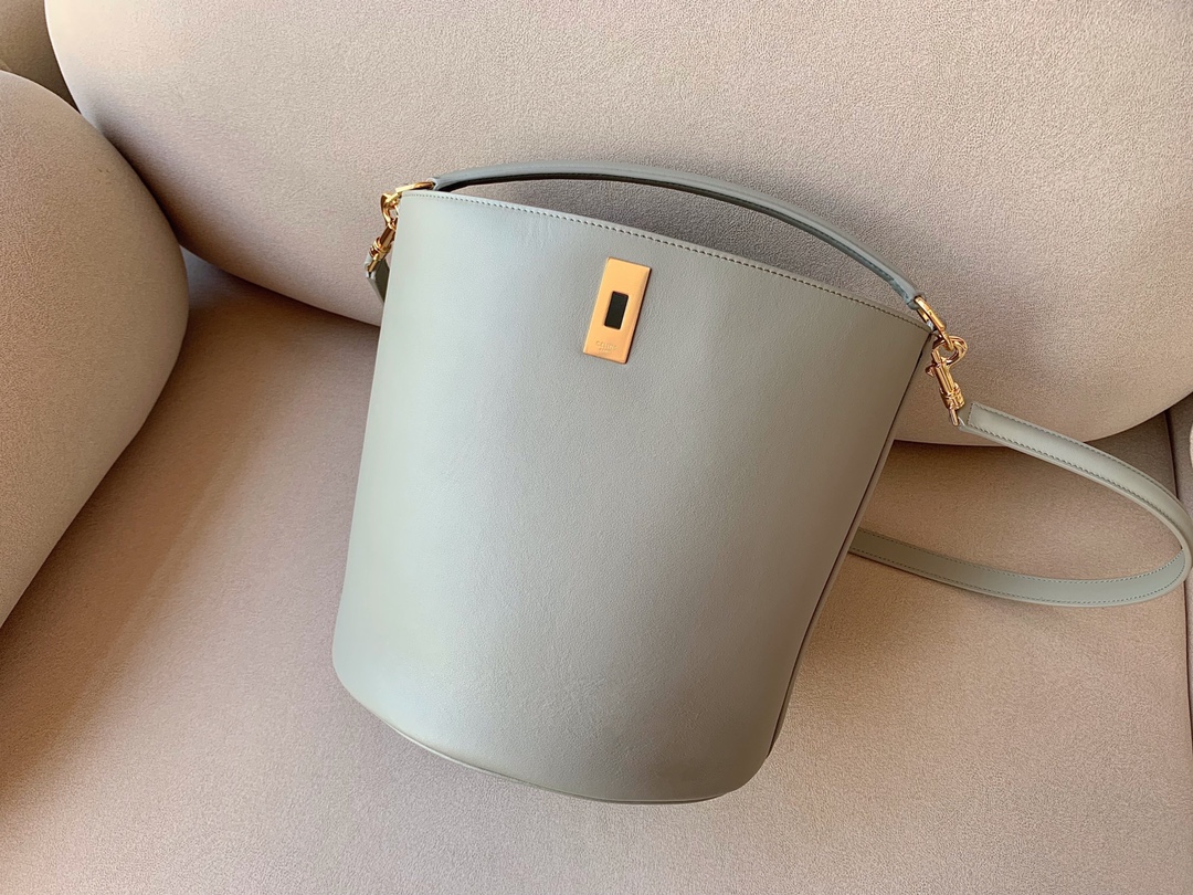 𝐂𝐞𝐥𝐢𝐧𝐞 BUCKET 16 bucket bag in smooth calfskin