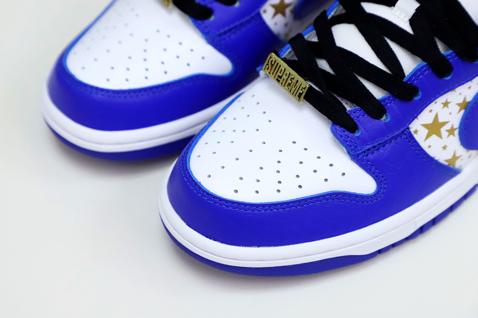 Supreme x Nike SB Dunk Low Hyper Royal