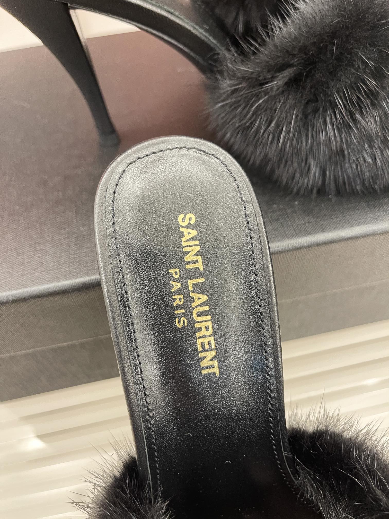 𝙎𝙖𝙞𝙣𝙩 𝙇𝙖𝙪𝙧𝙚𝙣𝙩 | 𝟐𝟎𝟐𝟐/𝐒𝐒 𝐧𝐞𝐰 YSL｜23ss early spring mink fur one high heel slippers