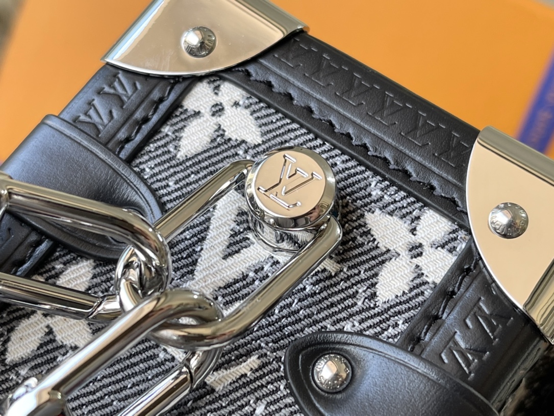 𝐋𝐎𝐔𝐈𝐒 𝐕𝐔𝐈𝐓𝐓𝐎𝐍    M21460