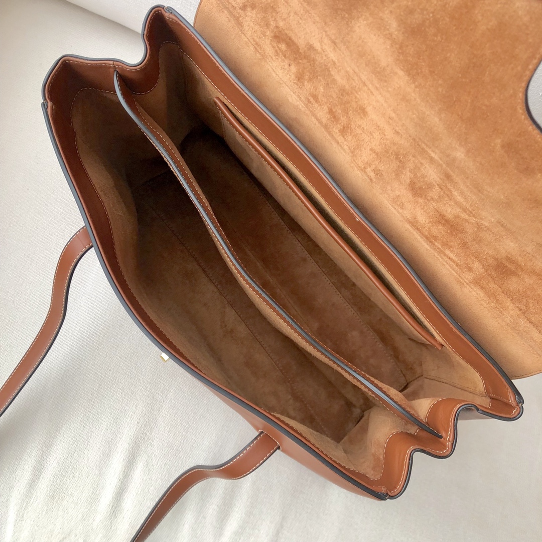 𝐂𝐞𝐥𝐢𝐧𝐞 soft 16 large soft bag in smooth calfskin