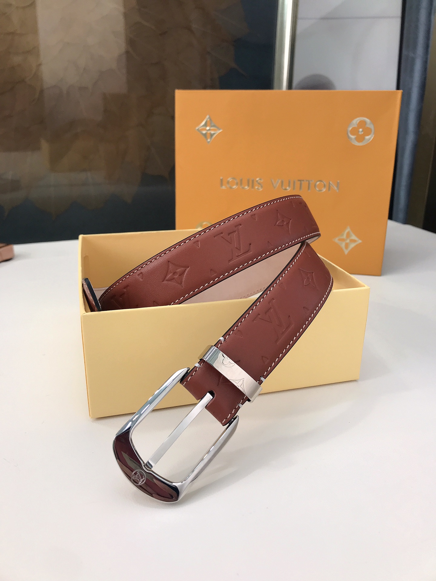 LOUIS VUITTO belt is double-sided with Italian original custom imported cowhide embossing