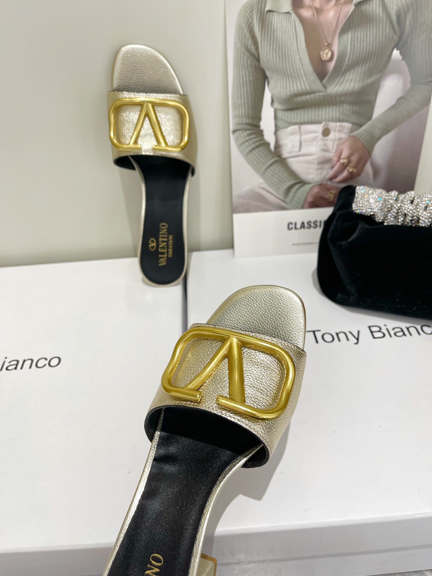 【Valentino】𝟐𝟎𝟐𝟏/𝐒𝐒 𝐧𝐞𝐰  Valentino 2022 / fw spring and summer new women's slippers