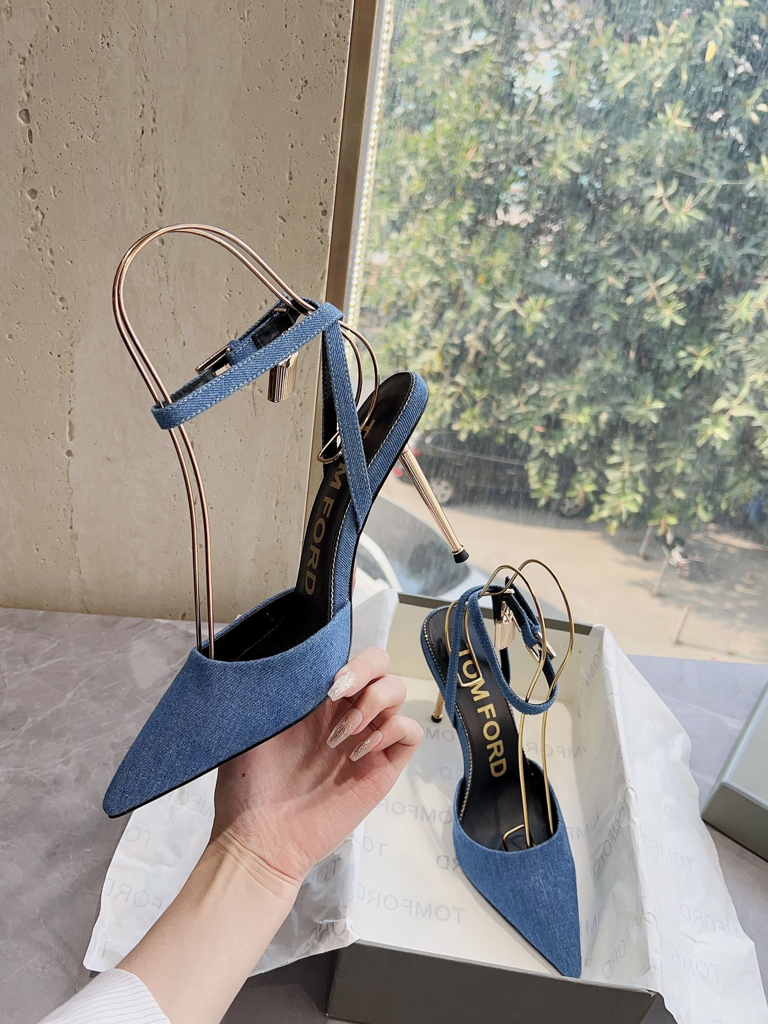 𝐓𝐎𝐌𝐅𝐎𝐑𝐃｜𝟐𝟎𝟐𝟑𝐒𝐒/𝐧𝐞𝐰  Dolce & Ga women's jeweled buckle jacquard raglan heels