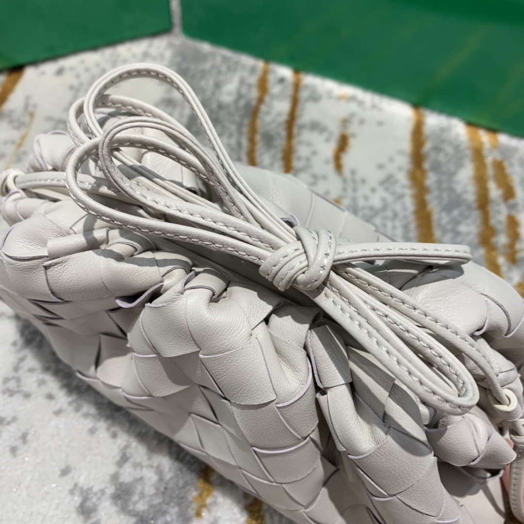 Bottega Veneta  THE MINI POUCH  #585852