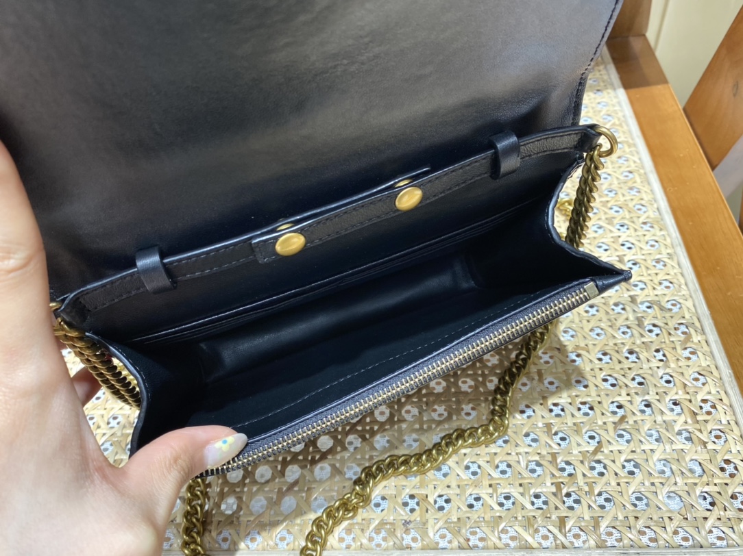 BALENCIAGA 𝘄𝗮𝗹𝗹𝗲𝘁 𝗼𝗻 𝗰𝗵𝗮𝗶𝗻 ▪️ crocodile print black gold buckle