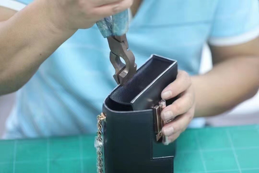 Hermes bag making process:Many special packages need to be completed by customization For example, H
