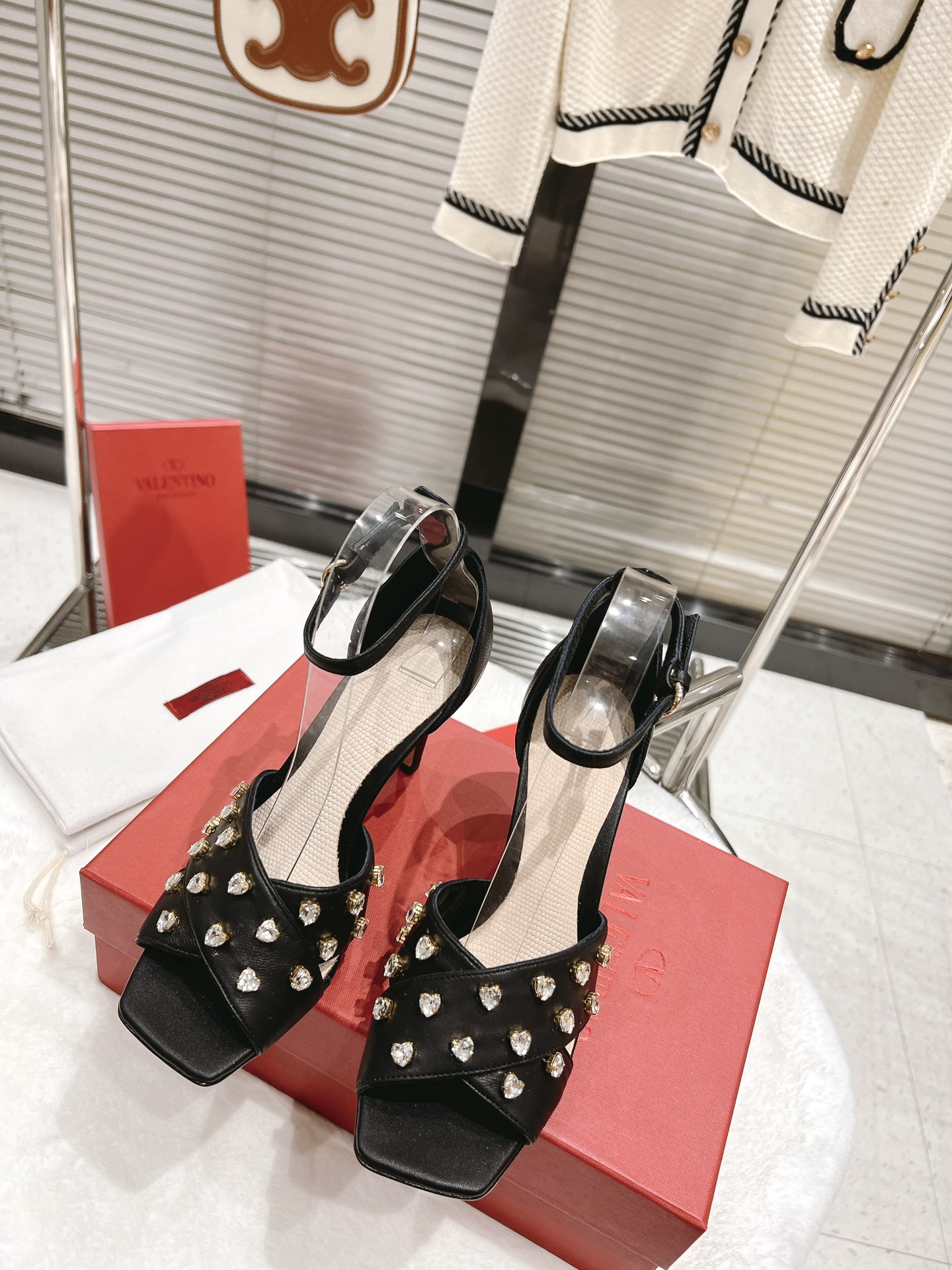 【Valentino】𝟐𝟎𝟐𝟏/𝐒𝐒 𝐧𝐞𝐰  Valentino fabric patent leather lining sheepskin sole cowhide