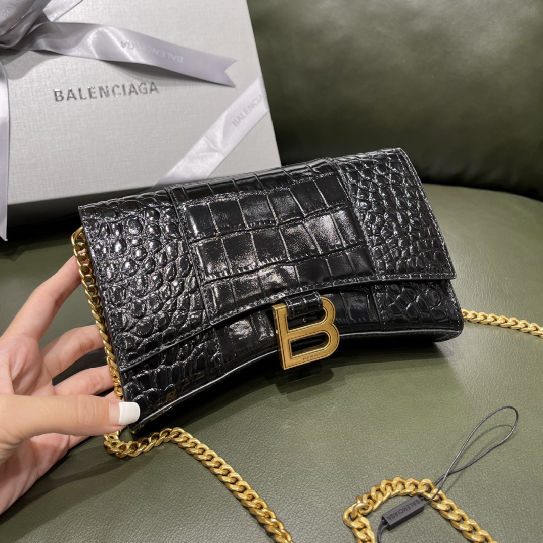 BALENCIAGA 𝐇𝐨𝐮𝐫𝐠𝐥𝐚𝐬𝐬 𝐰𝐚𝐥𝐥𝐞𝐭 𝐨𝐧 𝐜𝐡𝐚𝐢𝐧 ⏳ ▪️ crocodile print black gold buckle