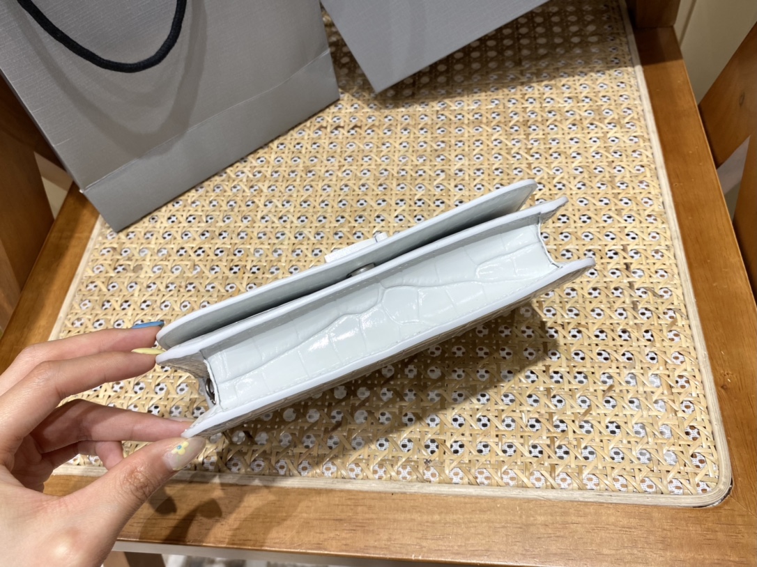 BALENCIAGA 𝘄𝗮𝗹𝗹𝗲𝘁 𝗼𝗻 𝗰𝗵𝗮𝗶𝗻 ▪️ crocodile pattern white white buckle