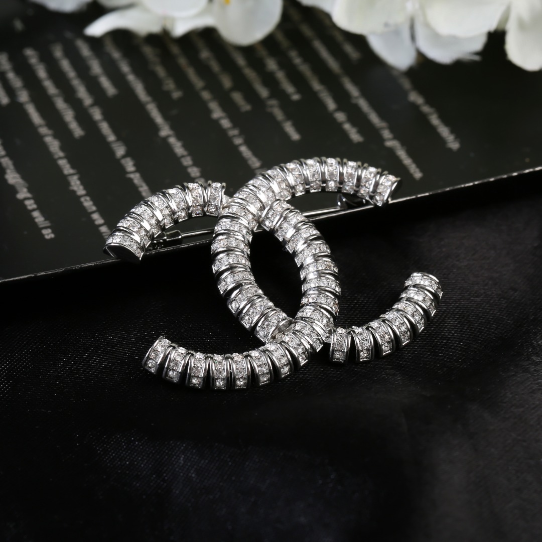 CHANEL🇫🇷Xiaoxiang's latest autumn and winter crystal brooch