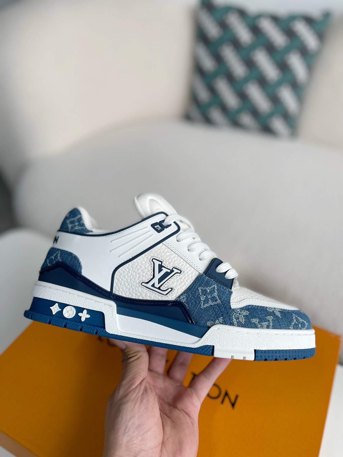 LOUIS VUITTON SNEAKERS