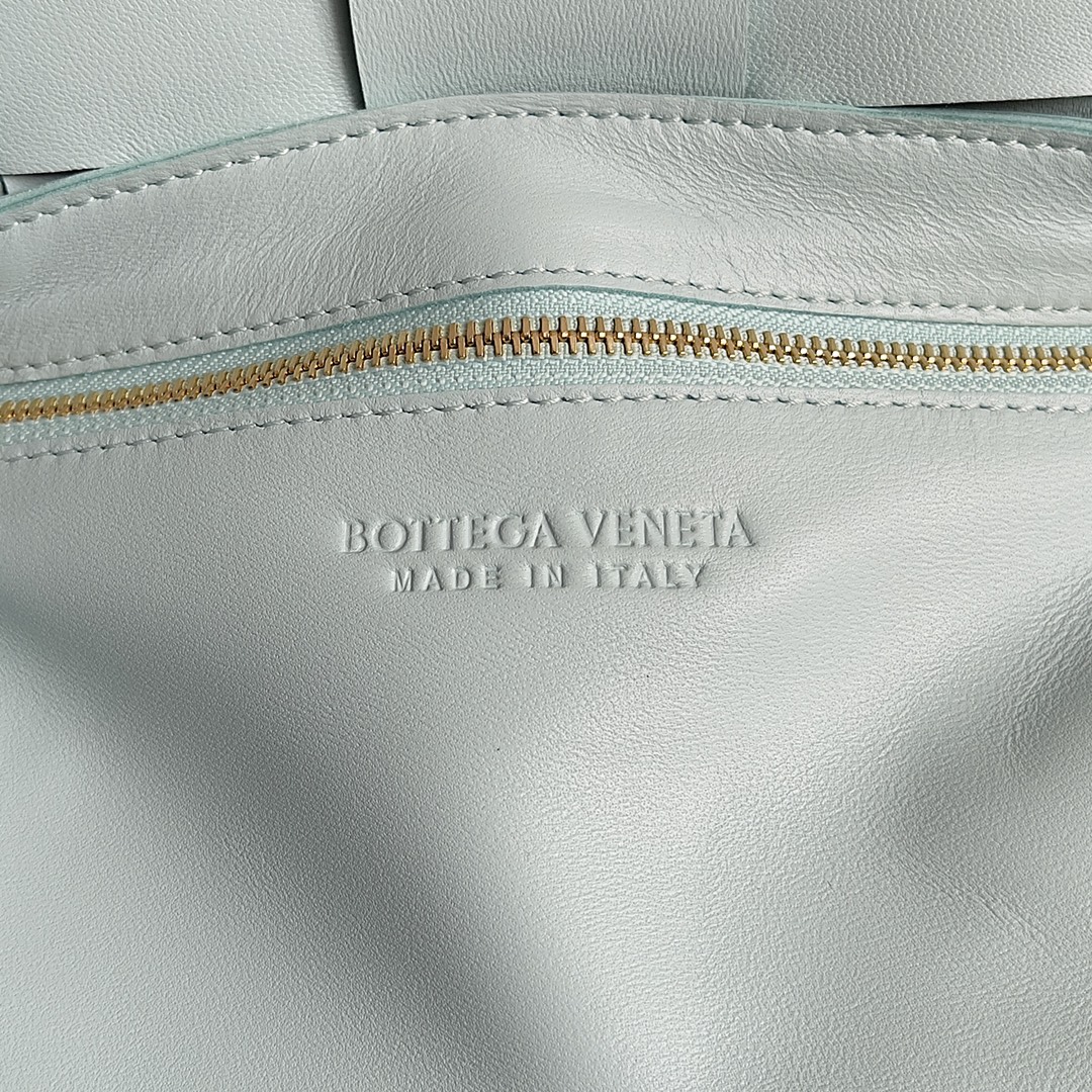 Bottega Veneta Cassette 5-panel lychee print Aqua Duck Blue #666870