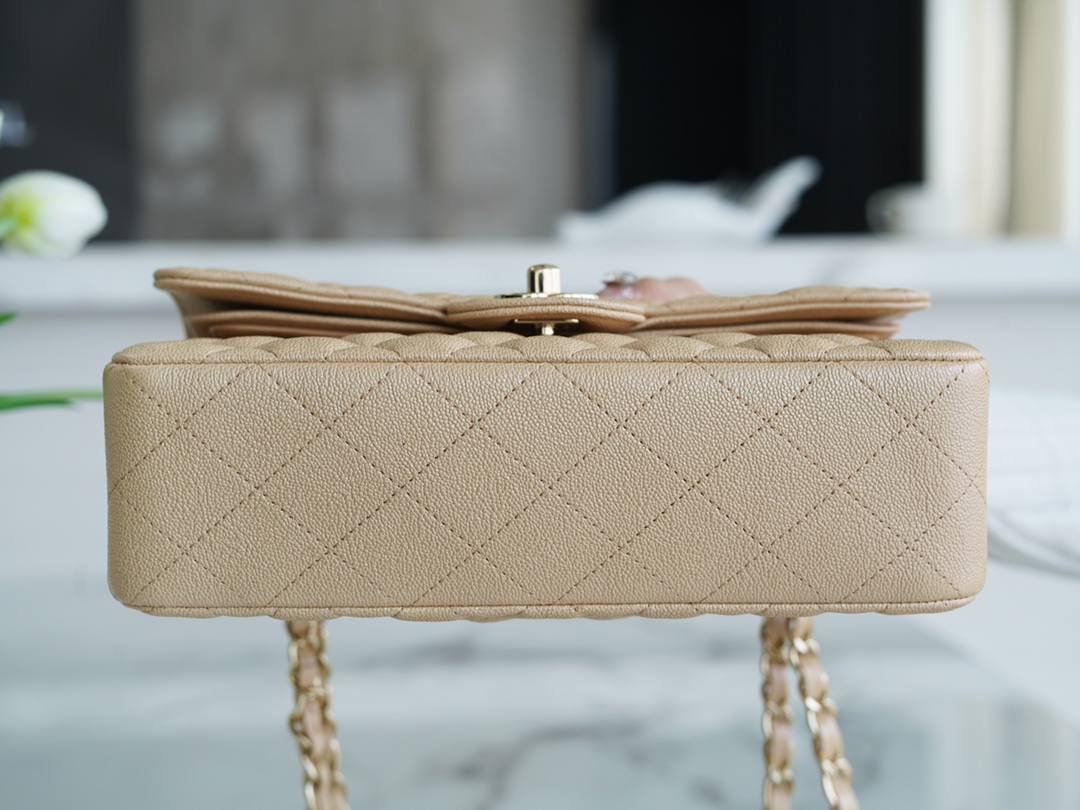 𝐂𝐇𝐀𝐍𝐄𝐋 Classic Flap washed cowhide is made from the most delicate newborn calf Washed fetal cow Small Champagne apricot 🥂