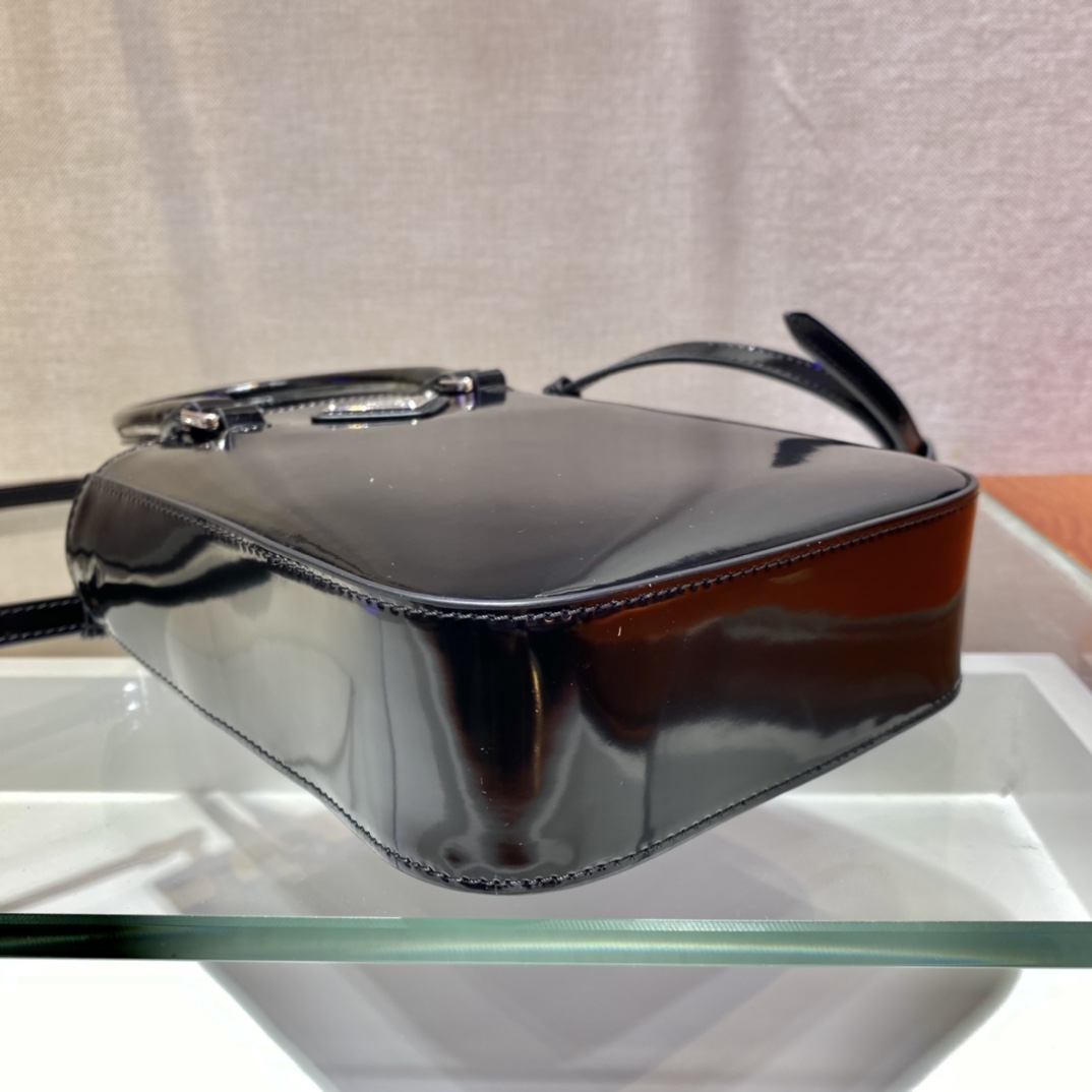 𝐏𝐑𝐀𝐃𝐀 Small Towing Bag 1BA331