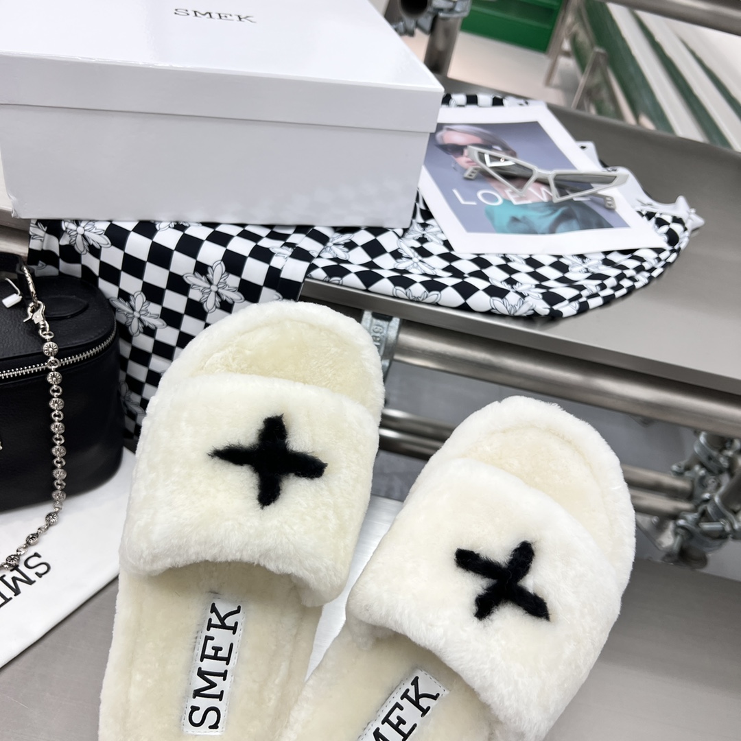 𝐒𝐌𝐅𝐊｜𝟐𝟎𝟐𝟐/𝐒𝐒 𝐧𝐞𝐰 Thick sole woolen slippers Sheepskin padded feet logo clearly visible Customized rubber non-slip outsole