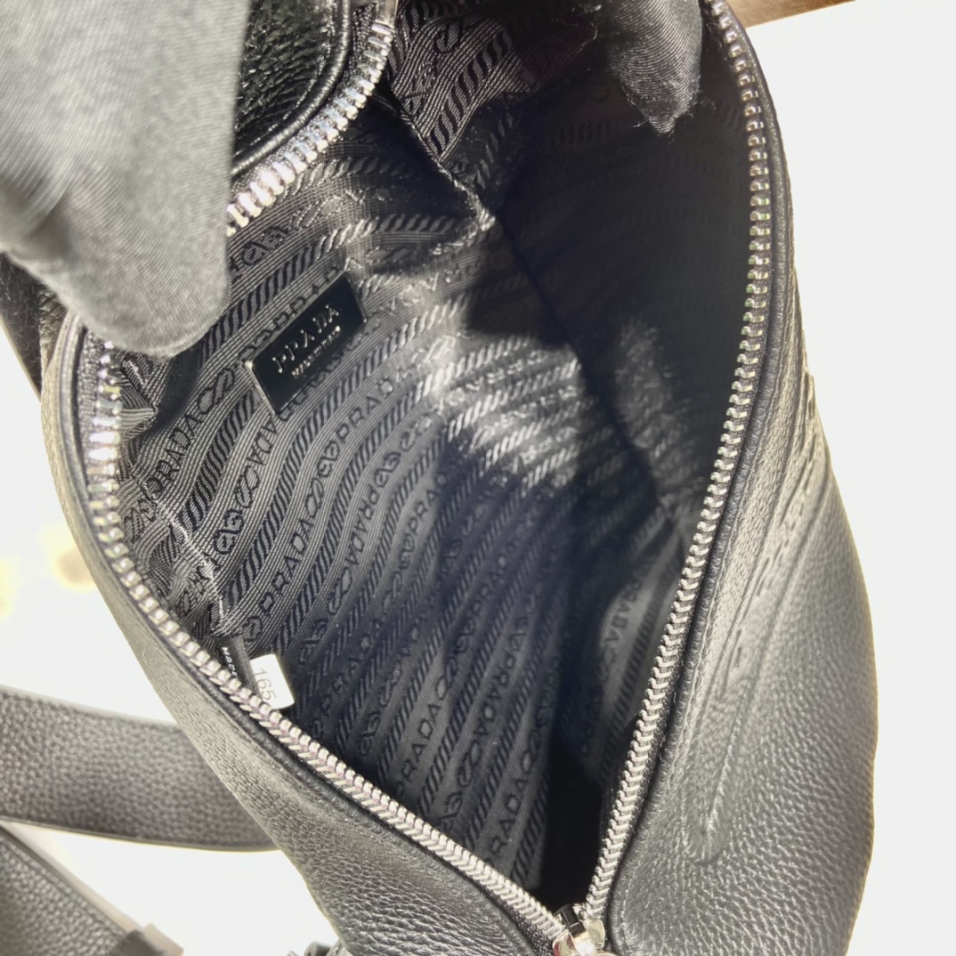 𝐏𝐑𝐀𝐃𝐀  New Chest Bag 2VZ092