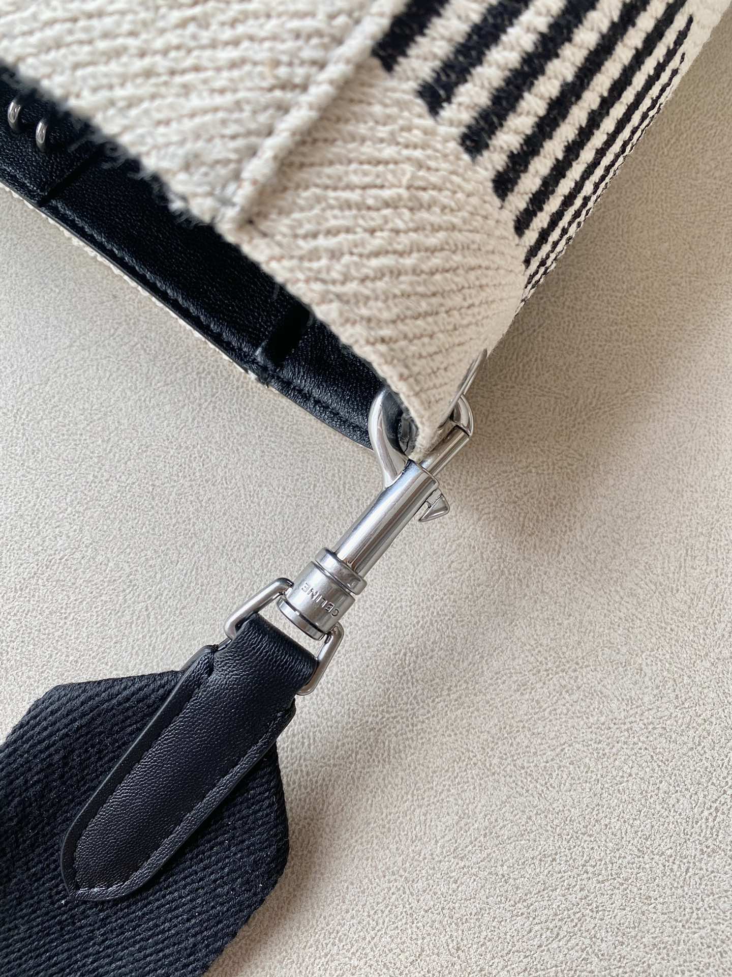 𝐂𝐞𝐥𝐢𝐧𝐞 SANGLE BUCKET Small wide striped fabric bucket bag