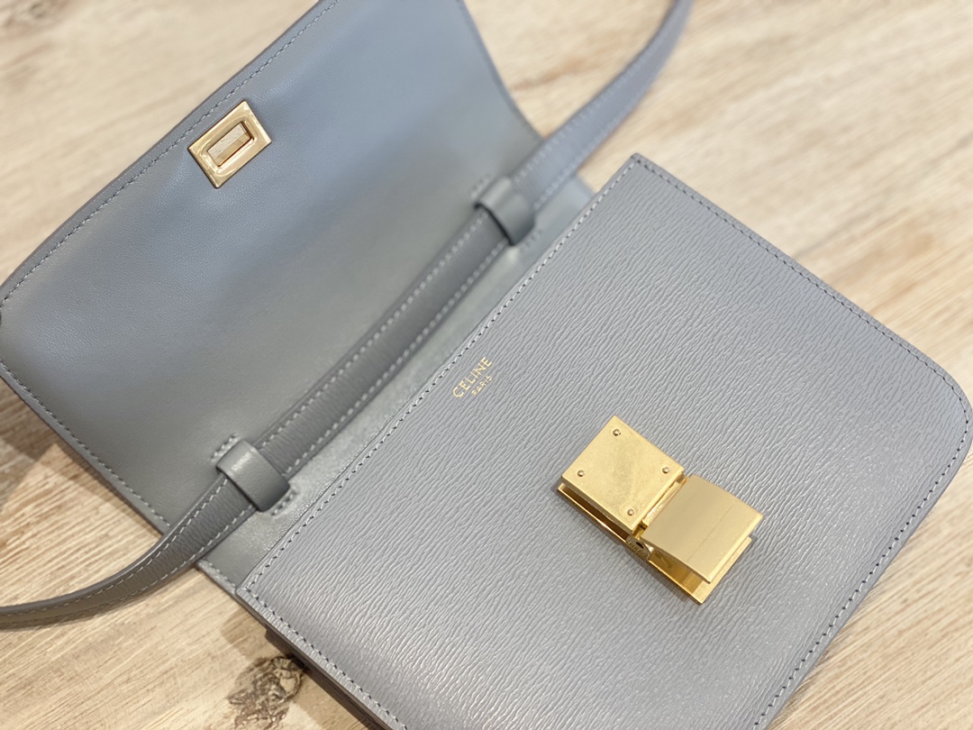 𝐂𝐞𝐥𝐢𝐧𝐞 Box Teen bag in polished calfskin