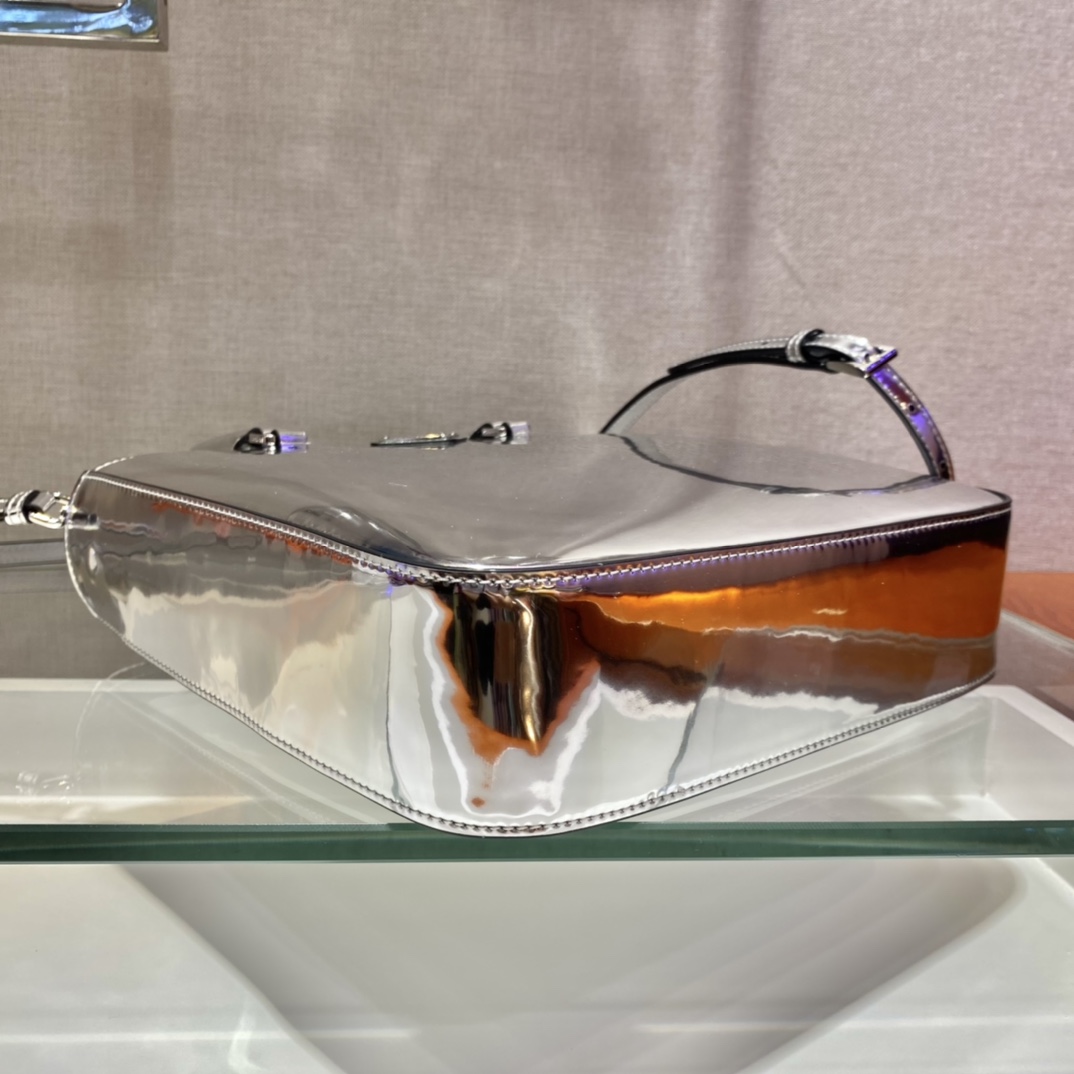 𝐏𝐑𝐀𝐃𝐀 Large Toilet Bag 1BA330