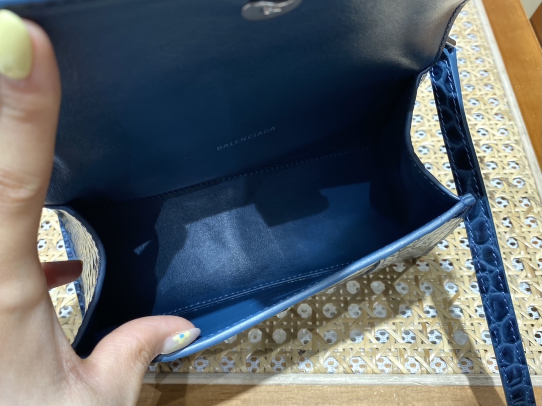 BALENCIAGA 𝐇𝐨𝐮𝐫𝐠𝐥𝐚𝐬𝐬 𝐗𝐒 crocodile-textured cowhide