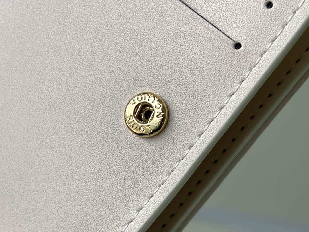 𝐋𝐎𝐔𝐈𝐒 𝐕𝐔𝐈𝐓𝐓𝐎𝐍   M82291