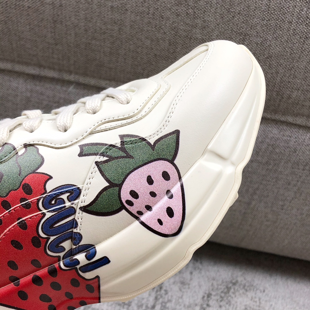 Gucci Pops This collection has a lot of flora and fauna elements Original material