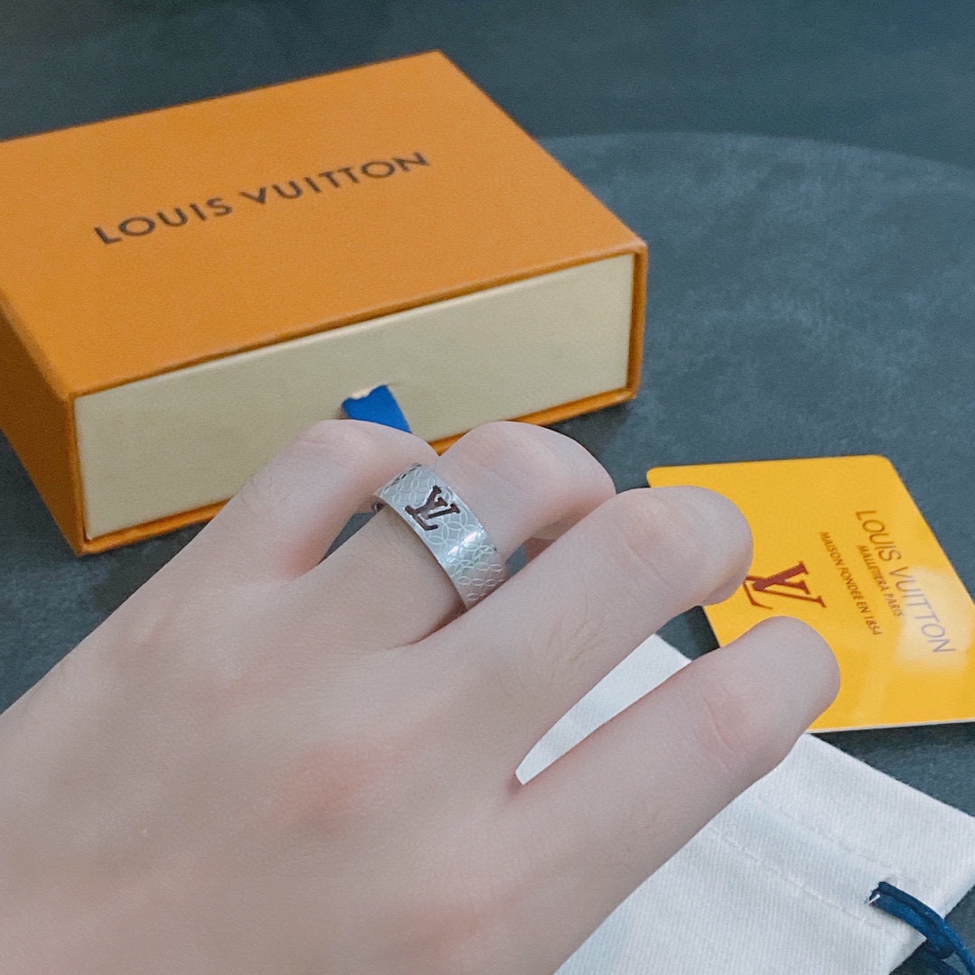 Louis Vuitton ring in the same material as the counter.
