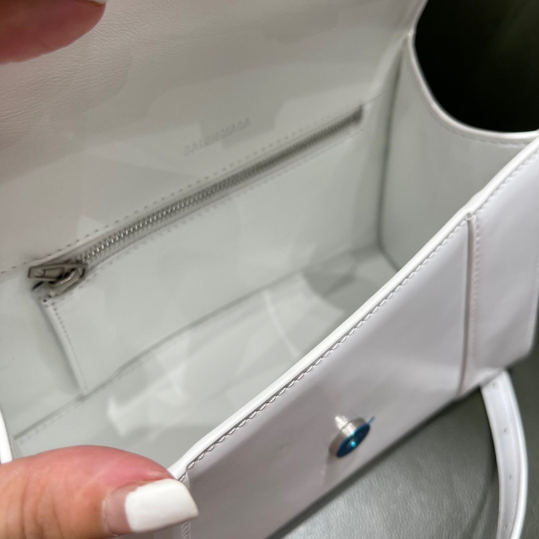 BALENCIAGA 𝐇𝐨𝐮𝐫𝐠𝐥𝐚𝐬𝐬 𝐒 The hourglass bag of the fashion world