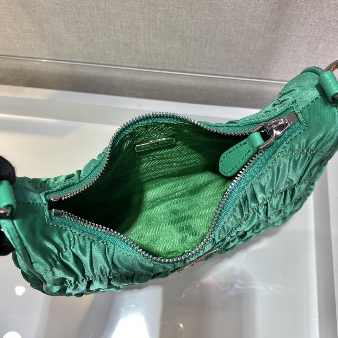 𝐏𝐑𝐀𝐃𝐀 nylon crinkle Hobo underarm bag
