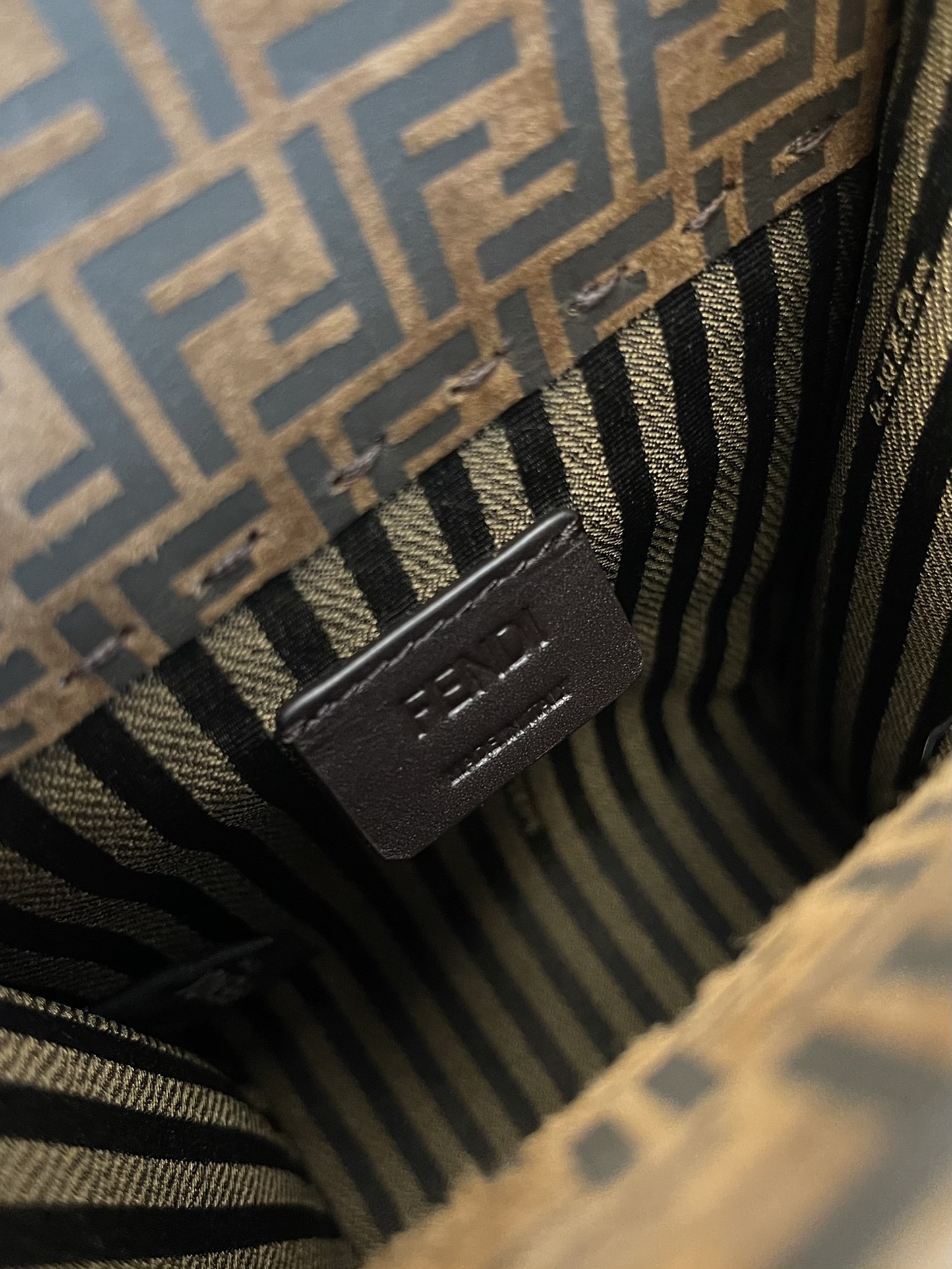 FENDI's latest suede fabric tortoiseshell portable crossbody cute