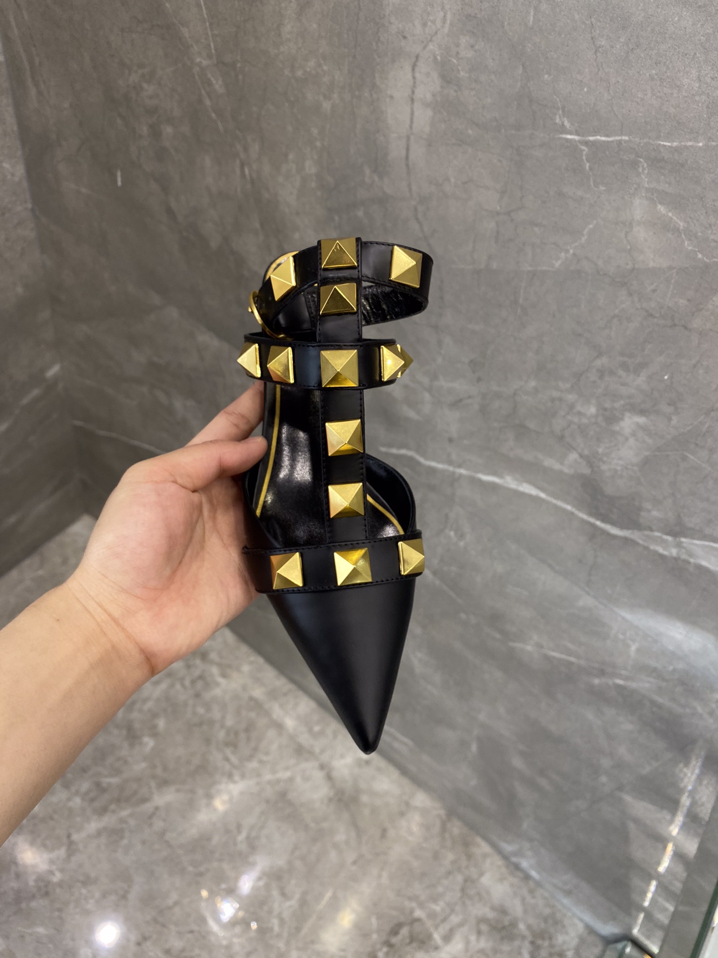 【Valentino】𝟐𝟎𝟐𝟏/𝐒𝐒 𝐧𝐞𝐰 Valentino studded sandals counter the latest series of very bright show series launched