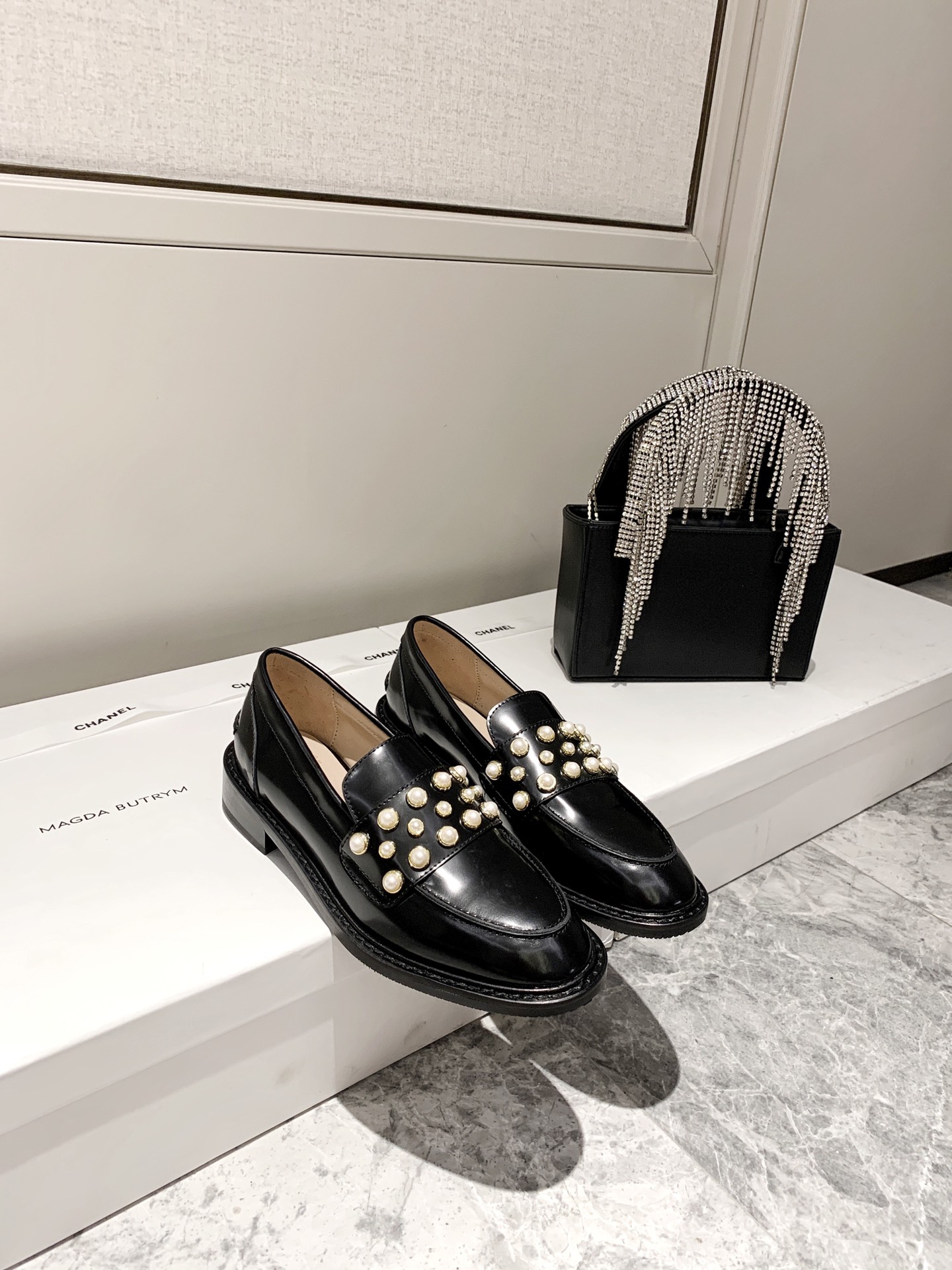 Stuart Weitzman 2020 autumn and winter new pearl shoes import open-edge bead leather