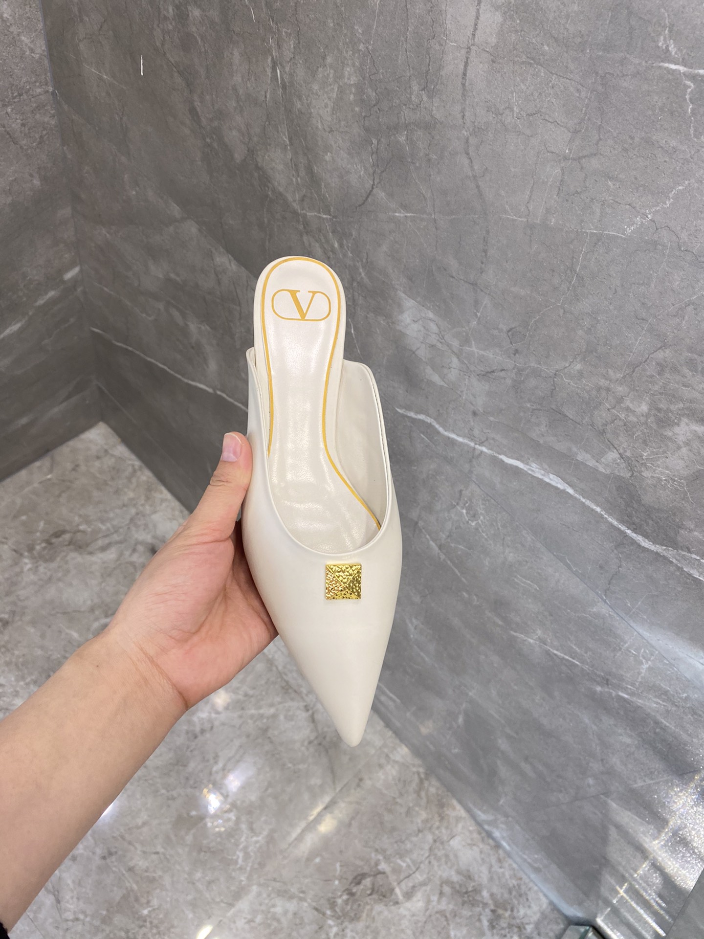 【Valentino】𝟐𝟎𝟐𝟏/𝐒𝐒 𝐧𝐞𝐰 The latest series of counter perfect details original matte open edge bead leather