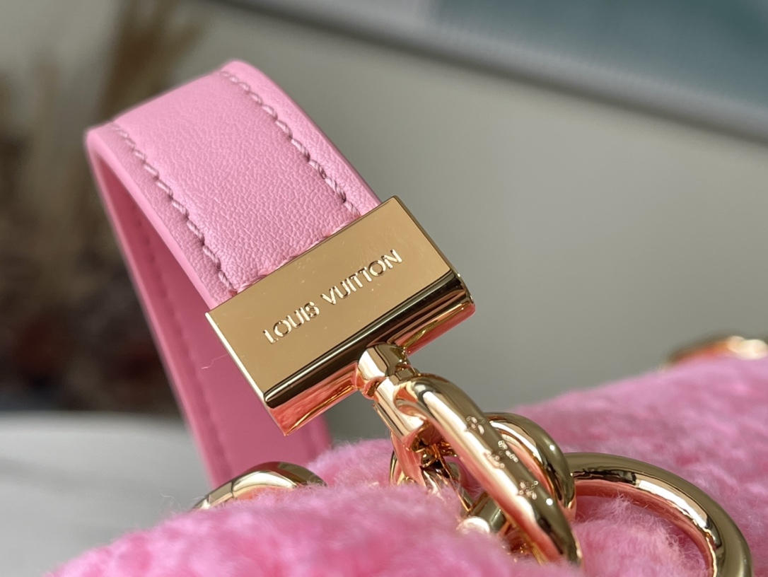 𝐋𝐎𝐔𝐈𝐒 𝐕𝐔𝐈𝐓𝐓𝐎𝐍    M21040