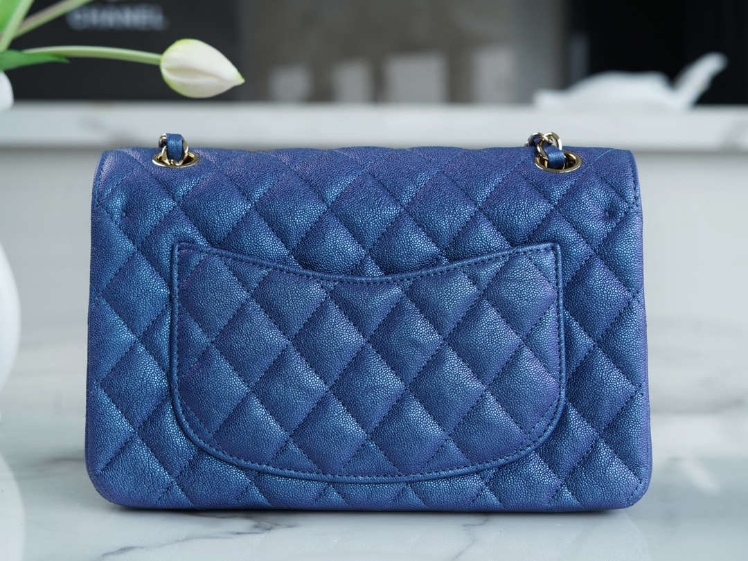 𝐂𝐇𝐀𝐍𝐄𝐋 Classic Flap washed cowhide is made from the most delicate newborn calf Washed fetal cow Small Champagne apricot 🥂