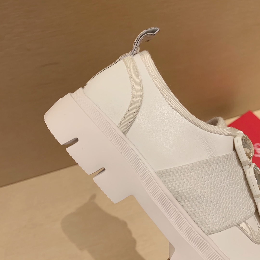 Roger vivier | 𝟐𝟎𝟐𝟏/𝐒𝐒 𝐧𝐞𝐰 2021 spring and summer new, trade positive single RV drill buckle casual shoes