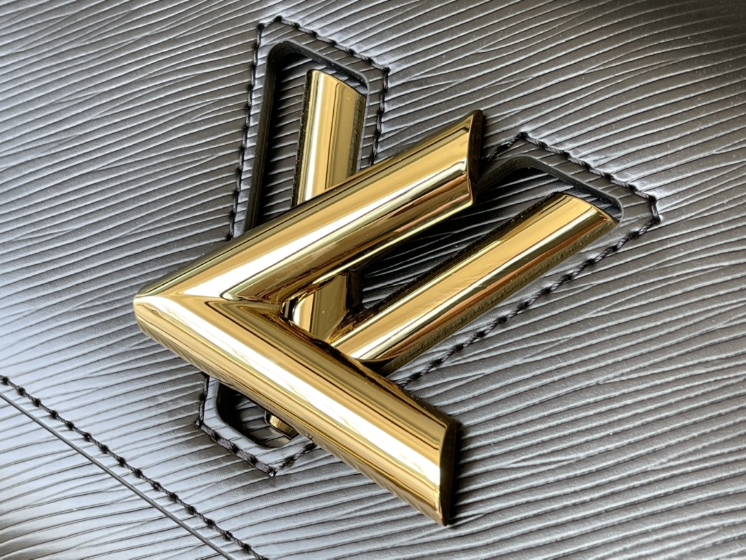 𝐋𝐎𝐔𝐈𝐒 𝐕𝐔𝐈𝐓𝐓𝐎𝐍 M22038 This Twist Medium Bag